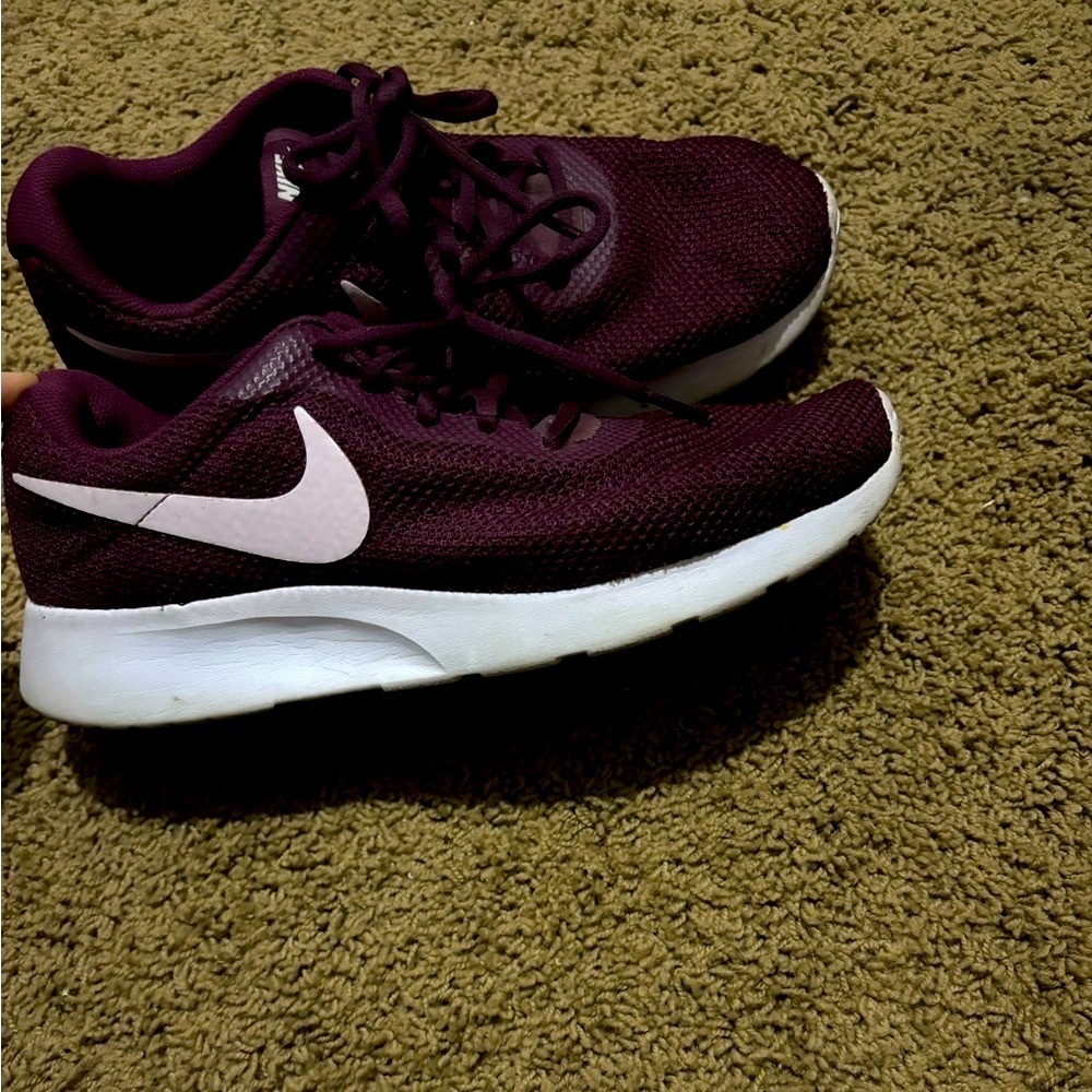Nike Tanjun Athletic Womens Shoes in Burgundy/Maroon